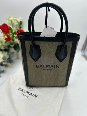 Women’s Balmain Paris logo shoulder bag. Made in Italy.